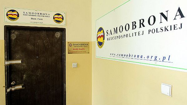 Zaplombowane drzwi do biura Samoobrony