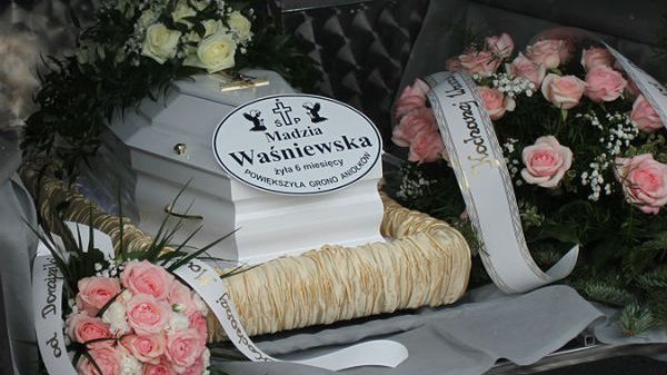 Uroczystości pogrzebowe tragicznie zmarłej półrocznej Magdy z Sosnowca.