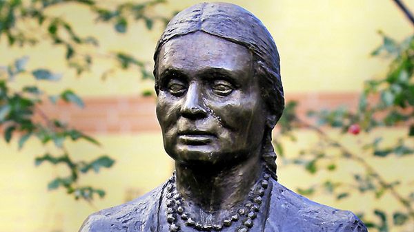 Pomnik Bronisławy Wajs - Papuszy, w parku w Gorzowie Wielkopolskim