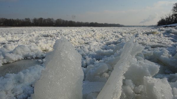 Zamarzająca Wisła w Warszawie