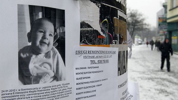 Plakat ze zdjęciem porwanej dziewczynki na słupie ogłoszeniowym w Sosnowcu