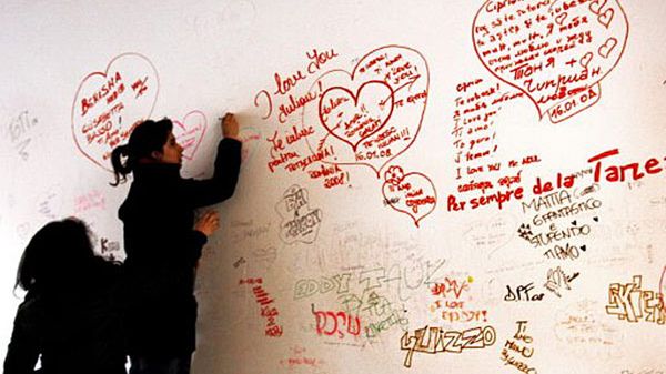 Wyznania miłości na murze domu Julii w Weronie