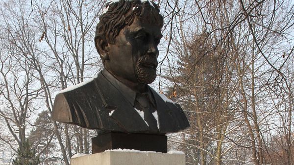 Zdewastowane popiersie płk. Ryszarda Kuklińskiego w Parku Jordana w Krakowie