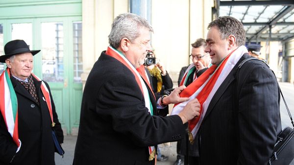 Powitanie redaktora naczelnego "Gazety Polskiej" Tomasza Sakiewicza na dworcu kolejowym w Budapeszcie