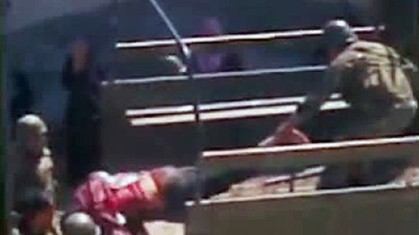 Wojskowi zabierają rannych w mieście Dara