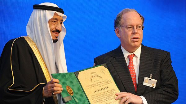 Saudyjski książę Sulman bin Abdulaziz z jednym z lauretów