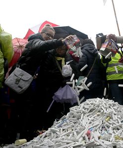Protest nauczycieli w Warszawie. ZNP chwali się na Twitterze i pokazuje zdjęcie flagi Polski na stercie kredy i śmieci