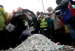 Protest nauczycieli w Warszawie. ZNP chwali się na Twitterze i pokazuje zdjęcie flagi Polski na stercie kredy i śmieci