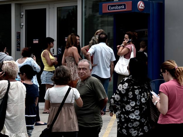 Grecja: wszyscy wybierają pieniądze z bankomatów