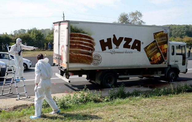 Z ciężarówki przy autostradzie w Austrii wydobyto 71 ciał. Zatrzymano trzy osoby