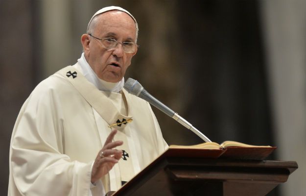 Papież o aferze Vatileaks: ujawnienie dokumentów godne potępienia