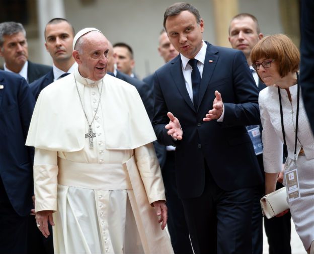 "Bura od papieża może być dla polskiego rządu niebezpieczna" - pisze "Süddeutsche Zeitung".