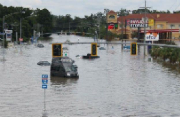 Już ponad 20 tys. ewakuowanych ofiar powodzi w Luizjanie