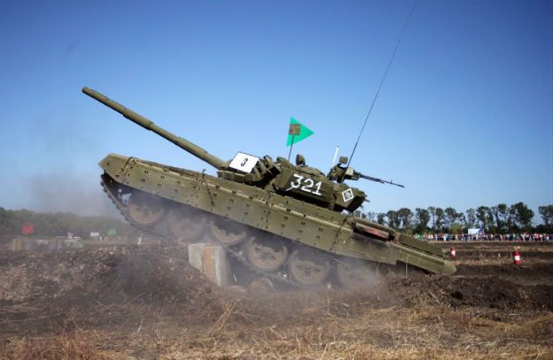 "Gra w karuzelę" - sprytna taktyka wojsk pancernych Rosji tchnęła nowe życie w czołgi T-72