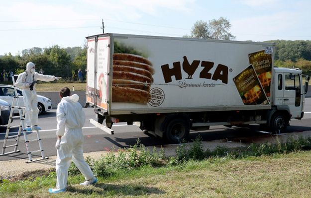 Z ciężarówki przy autostradzie w Austrii wydobyto 71 ciał. Zatrzymano trzy osoby