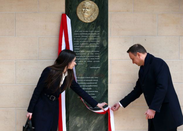 Prezydent odsłonił w Lucieniu tablicę poświęconą Lechowi Kaczyńskiemu