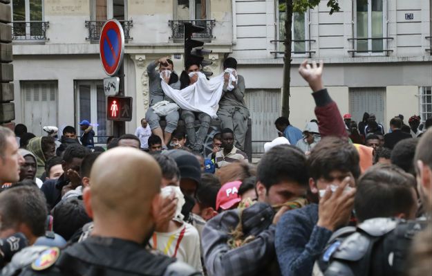 Francja: ewakuowano nielegalne obozowisko migrantów na północy Paryża. Użyto pałek i gazu łzawiącego