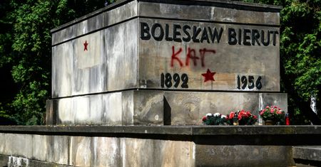 Warszawski sąd odrzuca argumenty Ziobry ws. dewastacji grobu Bieruta