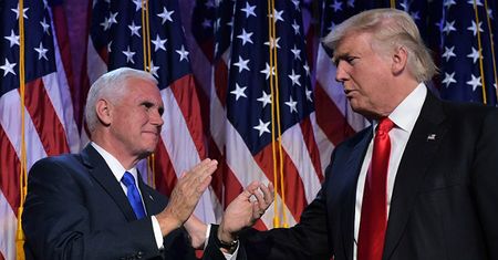 Mike Pence upomniany ze sceny, by przestrzegał wartości Ameryki. Jest reakcja Donalda Trumpa