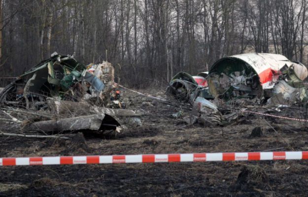 Na zdjęciu archiwalnym wrak prezydenckiego samolotu Tu-154 na miejscu katastrofy w Smoleńsku