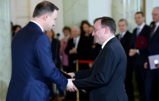 Prezydent Andrzej Duda i minister koordynator służb specjalnych Mariusz Kamiński podczas uroczystości zaprzysiężenia Rady Ministrów