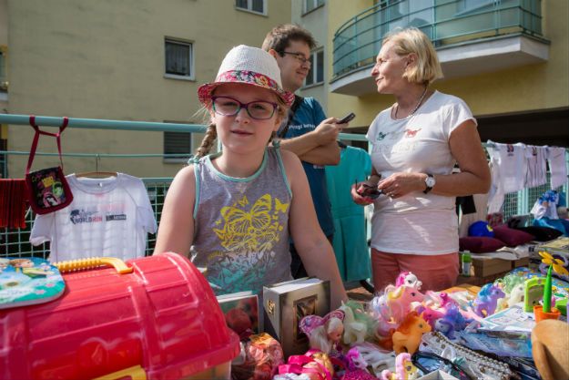 8-letnia Asia na zorganizowanym przez siebie kiermaszu