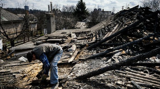 Dom zniszczony w wyniku wybuchu bomby w Doniecku