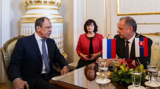 Szef rosyjskiej dyplomacji Siergiej Ławrow podczas spotkania z prezydentem Słowacji Andrejem Kiską w Bratysławie