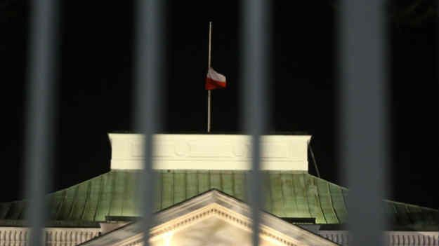 Opuszczona do połowy masztu flaga na Belwederze w Warszawie w związku z wydarzeniami w Tunezji