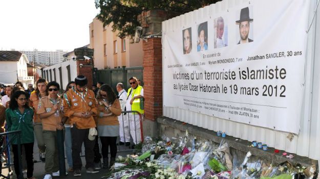 Kwiaty przed szkołą żydowską w Tuluzie. 19 marca 2012 r. Mohamed Merah zastrzelił tu cztery osoby. Wcześniej zamordował trzech żołnierzy