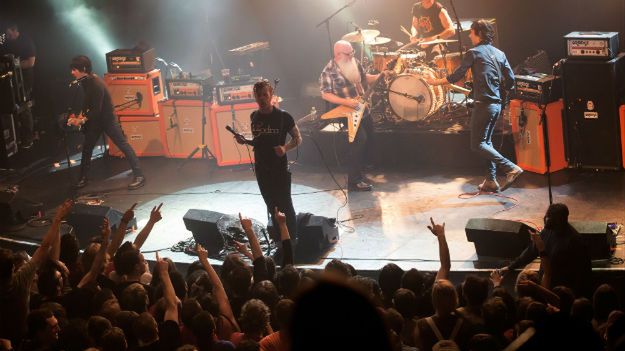 Eagles of Death Metal na scenie klubu Bataclan tuż przed zamachami