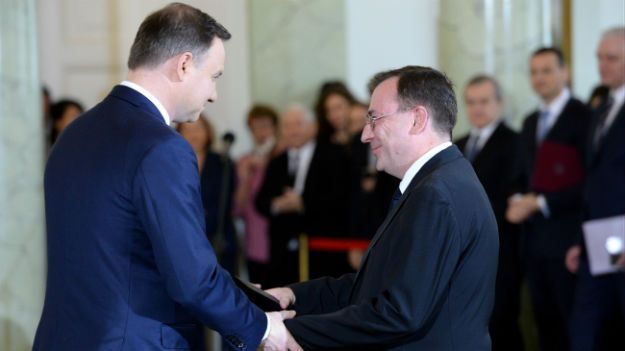 Prezydent Andrzej Duda i minister koordynator służb specjalnych Mariusz Kamiński podczas uroczystości zaprzysiężenia Rady Ministrów