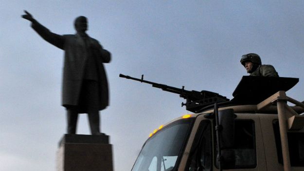 Patrol kirgiskiej armii w pobliżu pomnika Lenina