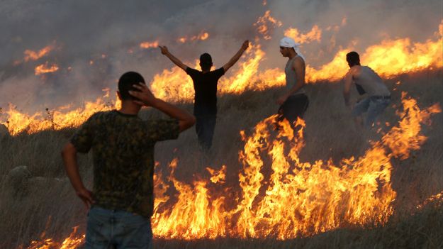 Palestyńscy demonstranci w ogniu walk z izraelskimi osadnikami z Zachodniego Brzegu, 3 października br.