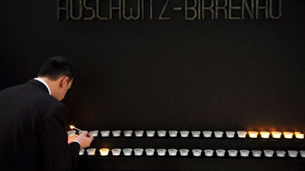 Mężczyzna zapala świecę podczas obchodów Międzynarodowego Dnia Pamięci Holocaustu w Muzeum Holocaustu w Waszyngtonie, 28 stycznia 2008 r.