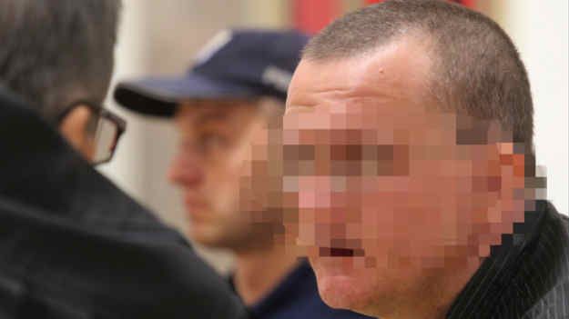 Oskarżony Dariusz P. na sali sądowej