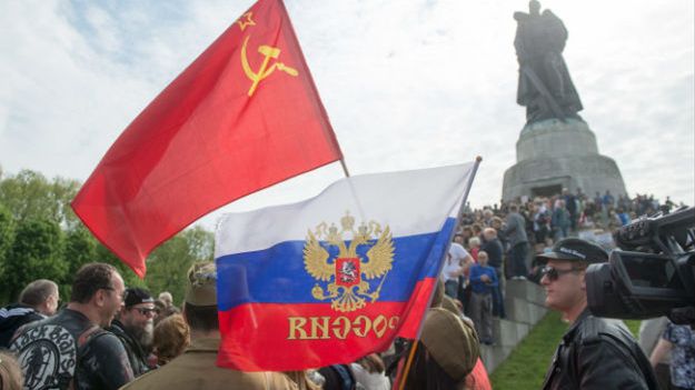 W obchodach zorganizowanych pod pomnikiem w Treptow uczestniczyło ok. 10 tys. osób