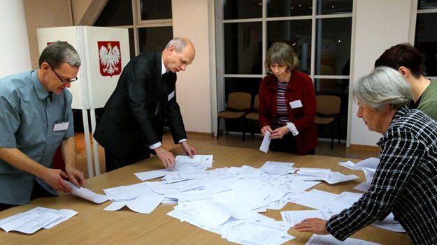 Liczenie głosów w obwodowej komisji wyborczej numer 26 w Olsztynie