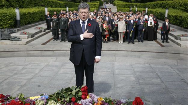 Petro Poroszenko podczas obchodów Dnia Zwycięstwa przy grobie nieznanego żołnierza w Kijowie