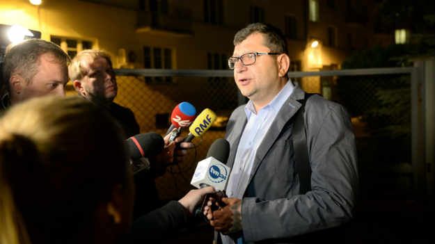 Zbigniew Stonoga po opuszczeniu budynku warszawskiej prokuratury, gdzie został przesłuchany