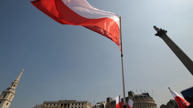 Polska flaga na Trafalgar Square w Londynie
