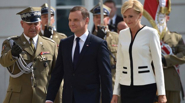 Prezydent Andrzej Duda z żoną podczas uroczystości powitania w Pałacu Prezydenckim
