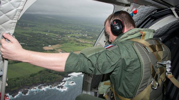 Poszukiwania zaginionego w ubiegłym roku boeinga są prowadzone na lądzie, w wodzie i z powietrza