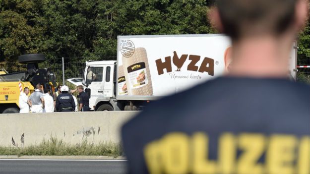 Ciężarówkę z ciałami 71 osób znaleziono przy autostradzie w Austrii