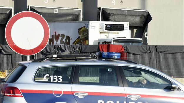 W porzuconej ciężarówce znaleziono zwłoki 71 osób - 59 mężczyzn, ośmiu kobiet i czworga dzieci