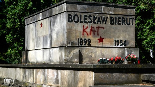 Zdewastowany grób Bolesława Bieruta na warszawskich Powązkach