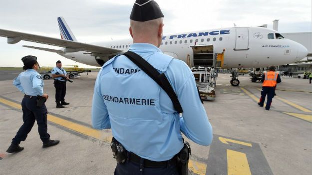 Francuska żandarmeria na lotnisku w Montpellier