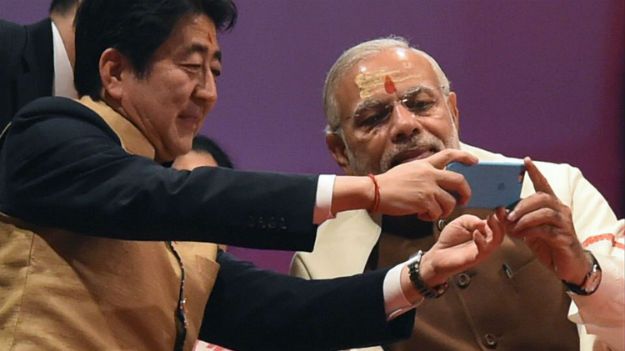 Shinzo Abe i Narendra Modi robią selfie w czasie wizyty premiera Japonii w Indiach