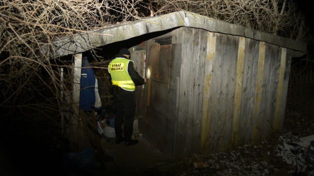 W związku z mrozami strażnicy i policjanci nasilili patrolowanie miejsc, w których najczęściej gromadzą się osoby bezdomne