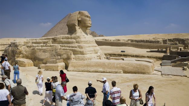 Turyści przy piramidach w Gizie - zdjęcie ilustracyjne